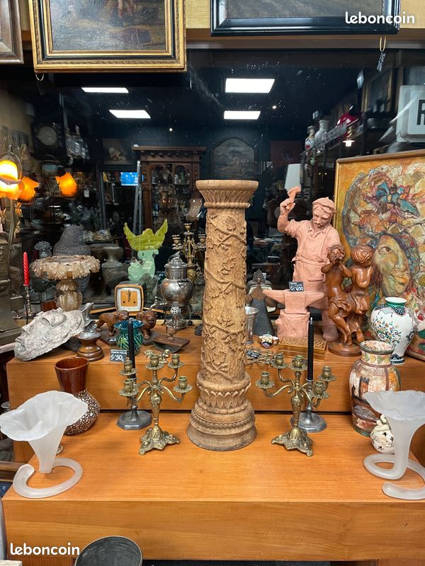 Ancienne colonne en bois sculpté richement décoré
