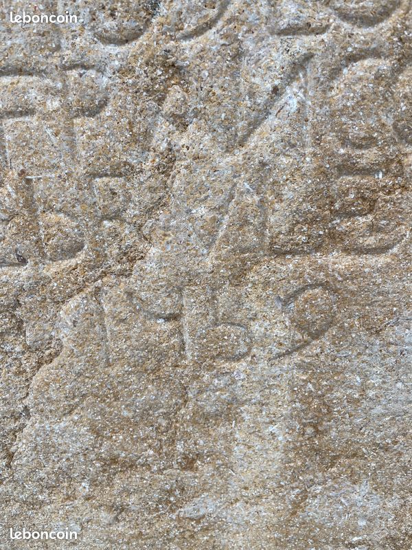 Très ancienne dalle / pierre naturelle de grés sculptée d'un texte et datée 1459. Elément décoratif