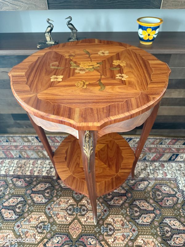 Table d'appoint / guéridon en bois, marqueterie et bronze à décor des fleurs et feuilles