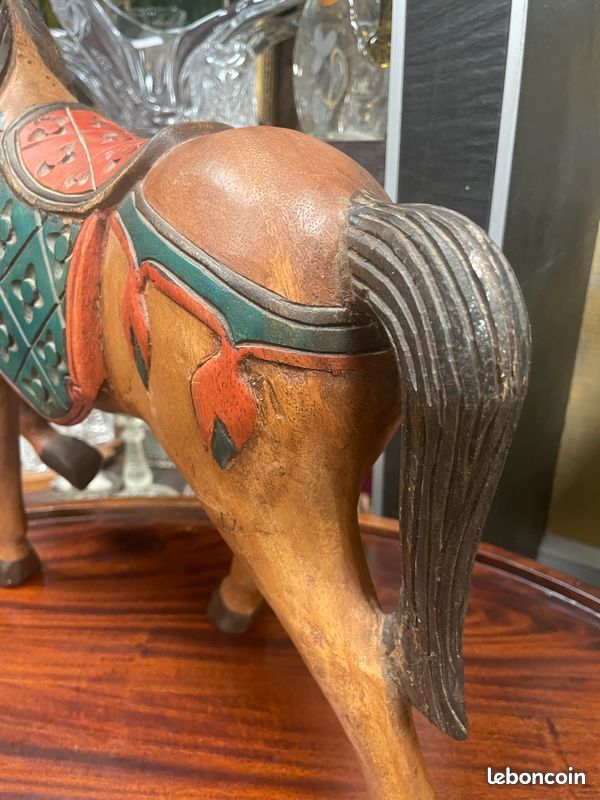 Statue / sculpture d'un cheval polychrome en bois massif