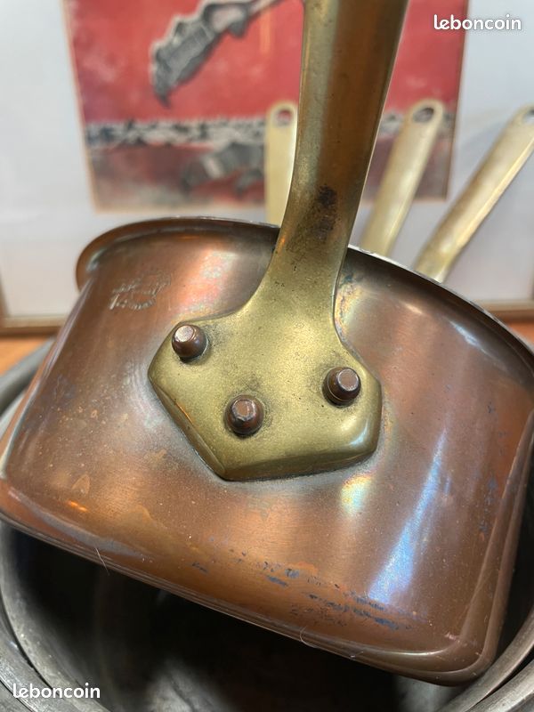 Batterie / Lot de 4 casseroles en cuivre signées L. LE CELLIER à Villedieu