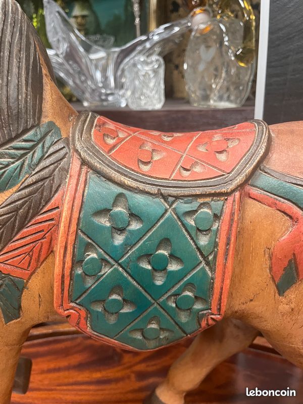 Statue / sculpture d'un cheval polychrome en bois massif