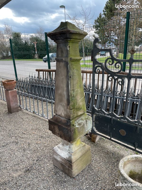 Poteau / Pilier sculptée en pierre naturelle de grés