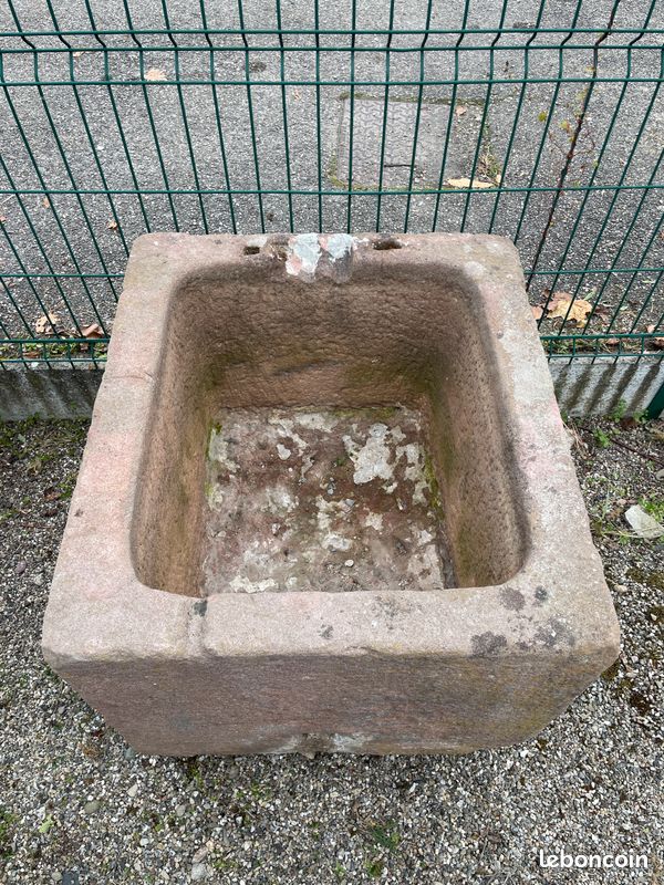 Ancien bac fontaine / auge en pierre naturelle de grés