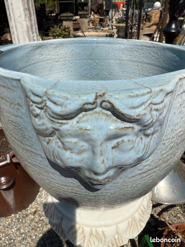 Beau pot / cache pot en poterie émaillé orné de visages