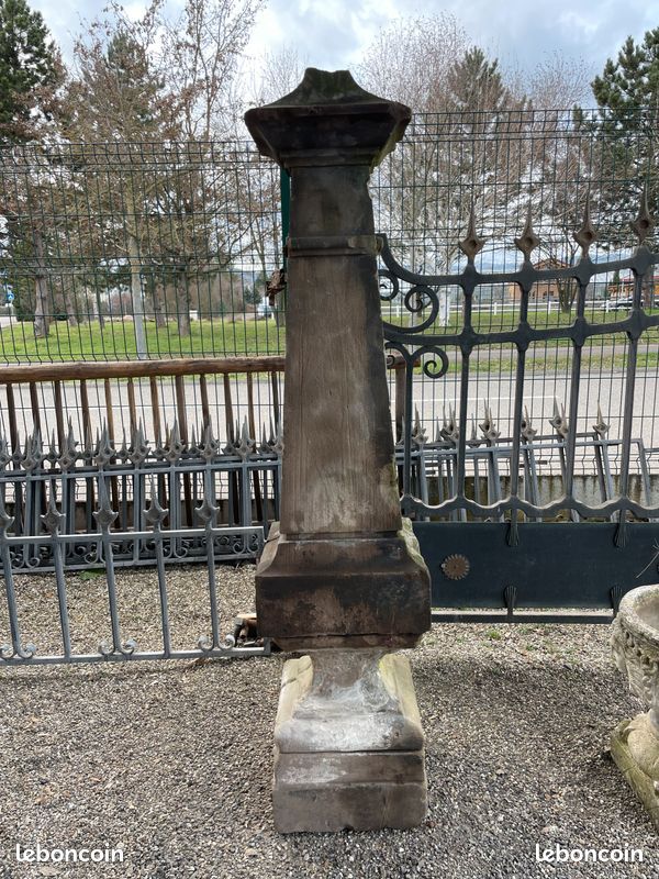Poteau / Pilier sculptée en pierre naturelle de grés
