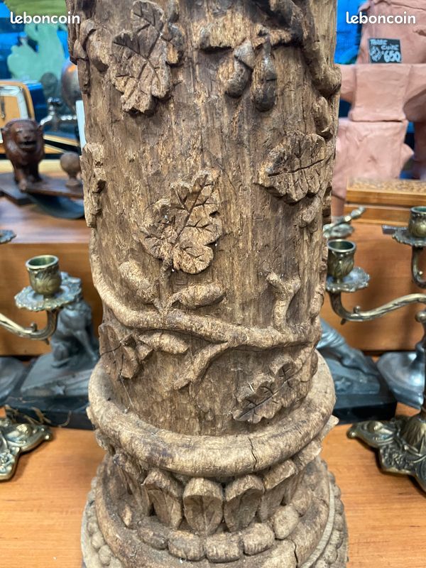 Ancienne colonne en bois sculpté richement décoré