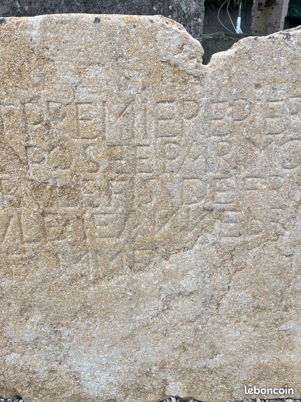 Très ancienne dalle / pierre naturelle de grés sculptée d'un texte et datée 1459. Elément décoratif