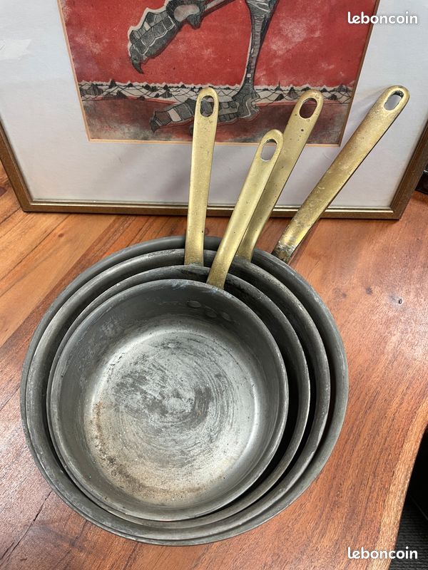 Batterie / Lot de 4 casseroles en cuivre signées L. LE CELLIER à Villedieu