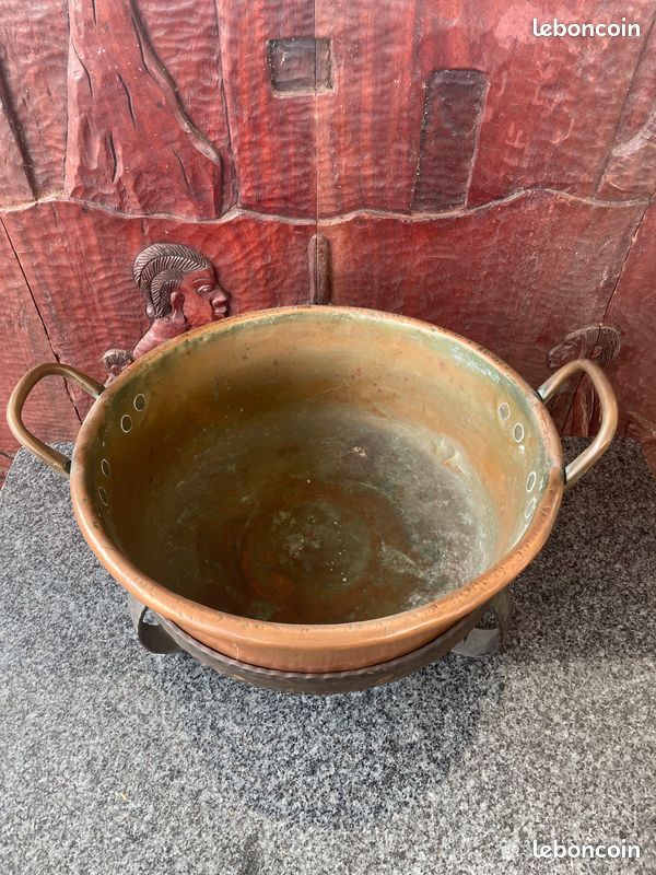 Ancien chaudron / bassine à confiture en cuivre à 2 anses avec son support en fer forgé