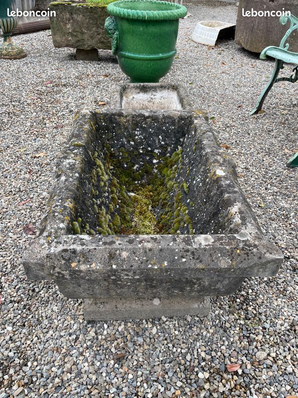 Ancienne jardinière / bac / auge en pierre naturelle finement sculptée