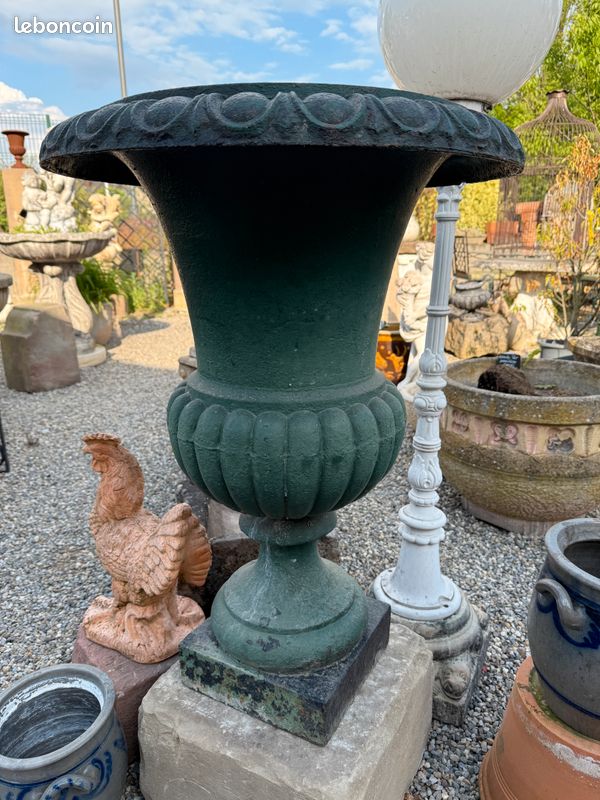 Très ancien grand vase / pot / urne Médicis en fonte XIXéme. Hauteur 85 cm