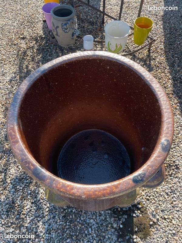 Poterie ancienne. Grand pot à choucroute industriel en grés signé