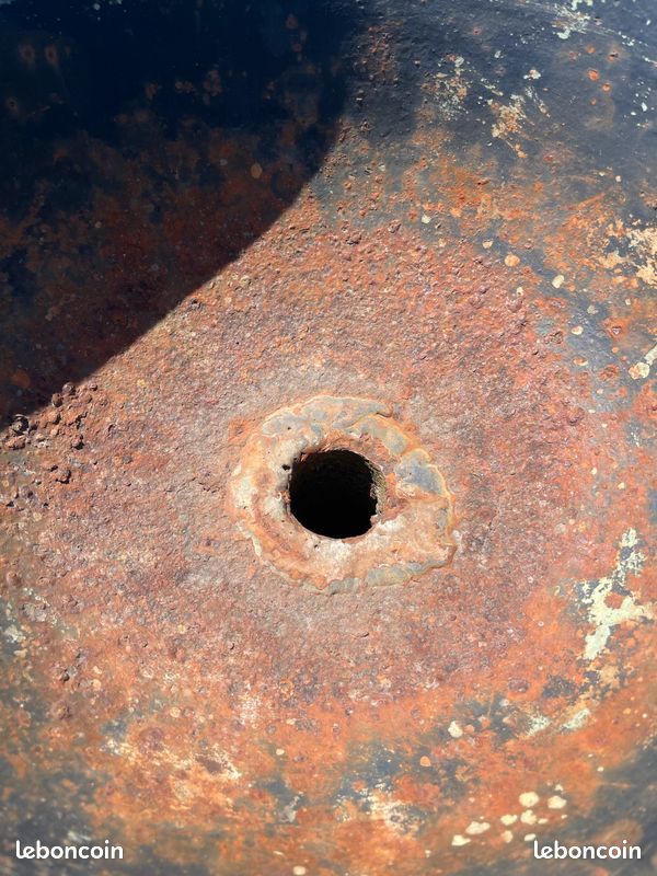 Ancienne fontaine à eau de ville en fonte. Possibilité jardinière / abreuvoir sur pied