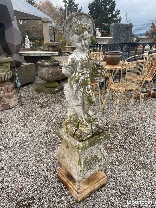 Statue de jardin avec socle en pierre. Chérubin / enfant avec corbeille des fleurs