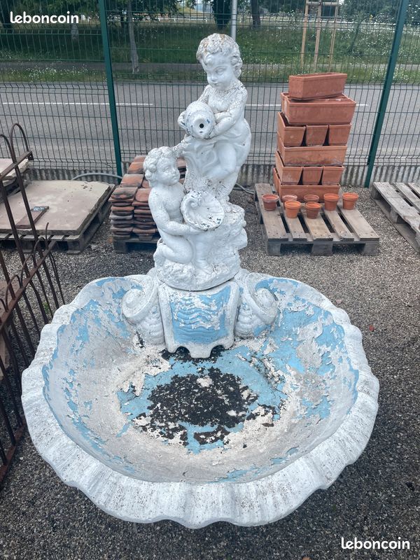 Fontaine / Statue avec deux Putti / Chérubins / Enfants en pierre reconstituée