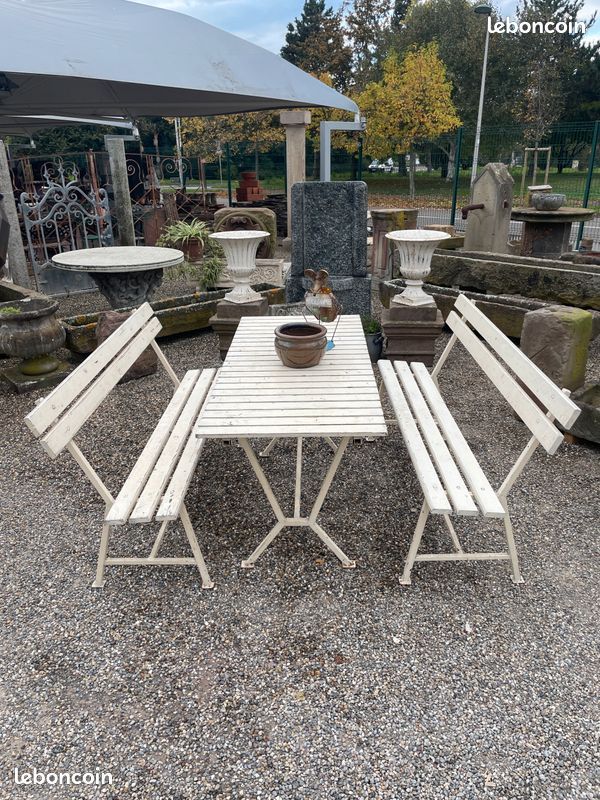Joli ensemble d'une table de jardin avec ses deux bancs. Salon de jardin / Art populaire