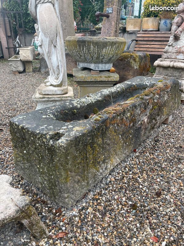 Très ancienne et authentique auge abreuvoir en pierre naturelle de grés