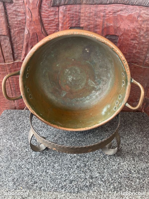 Ancien chaudron / bassine à confiture en cuivre à 2 anses avec son support en fer forgé
