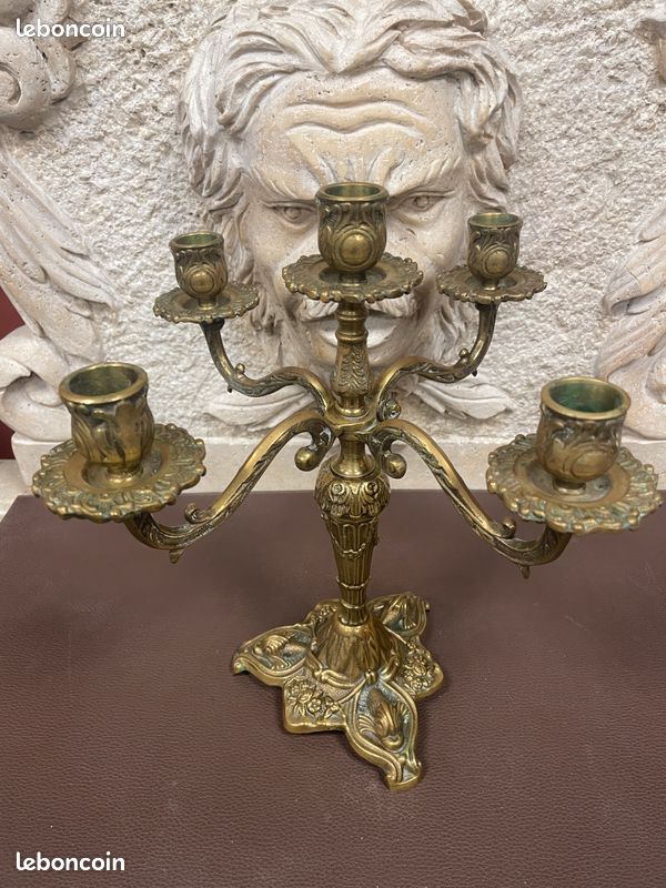Paire de chandeliers / bougeoirs à 5 flammes en bronze doré Louis XV signé
