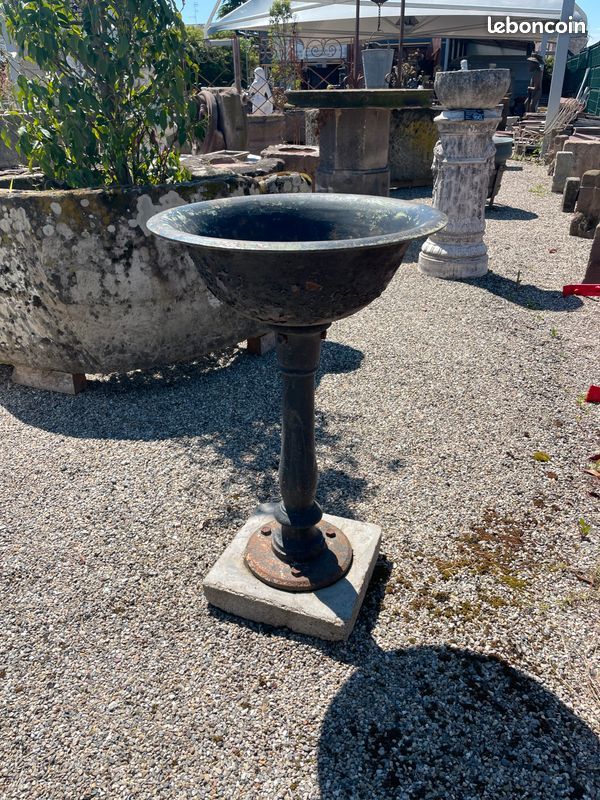 Ancienne fontaine à eau de ville en fonte. Possibilité jardinière / abreuvoir sur pied