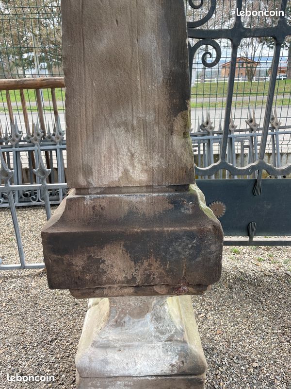 Poteau / Pilier sculptée en pierre naturelle de grés