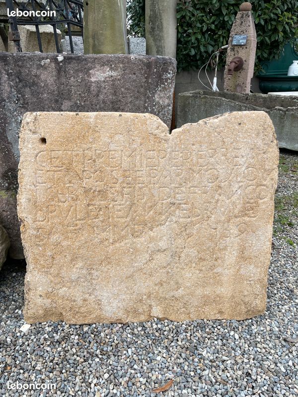 Très ancienne dalle / pierre naturelle de grés sculptée d'un texte et datée 1459. Elément décoratif