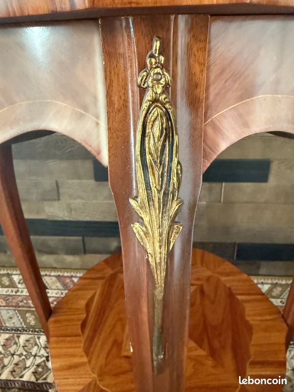 Table d'appoint / guéridon en bois, marqueterie et bronze à décor des fleurs et feuilles