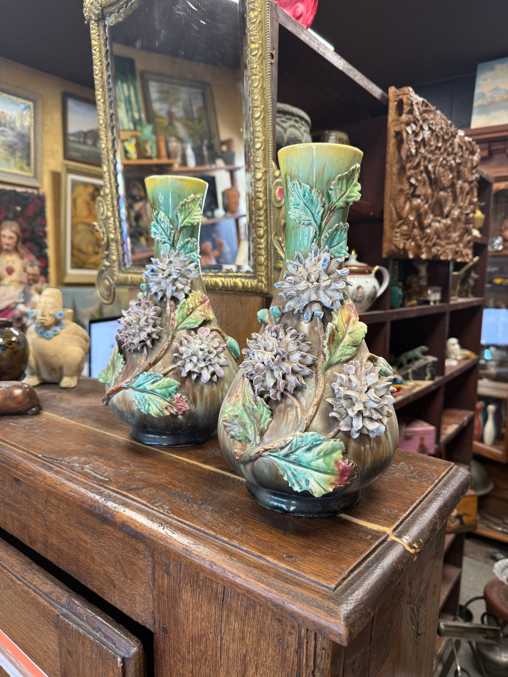 Paire / unité de vases barbotine céramique à décor de fleurs en relief. Prix unitaire