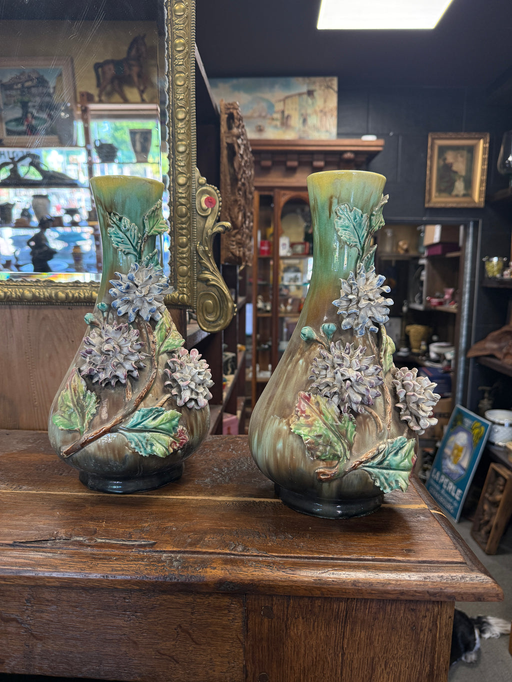 Paire / unité de vases barbotine céramique à décor de fleurs en relief. Prix unitaire