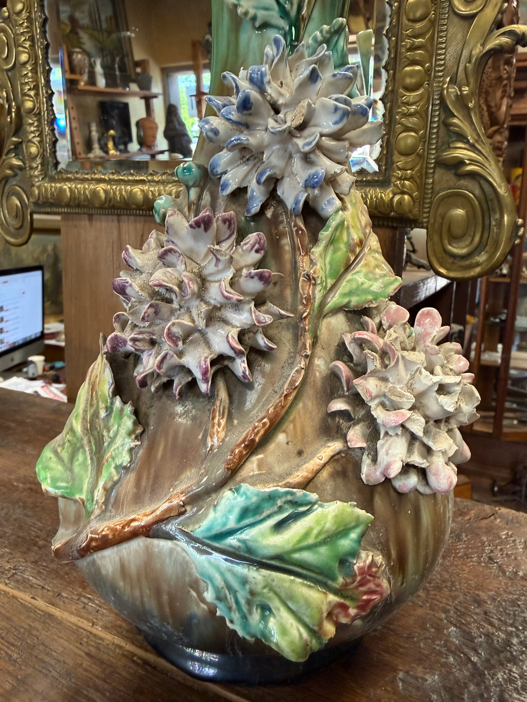 Paire / unité de vases barbotine céramique à décor de fleurs en relief. Prix unitaire