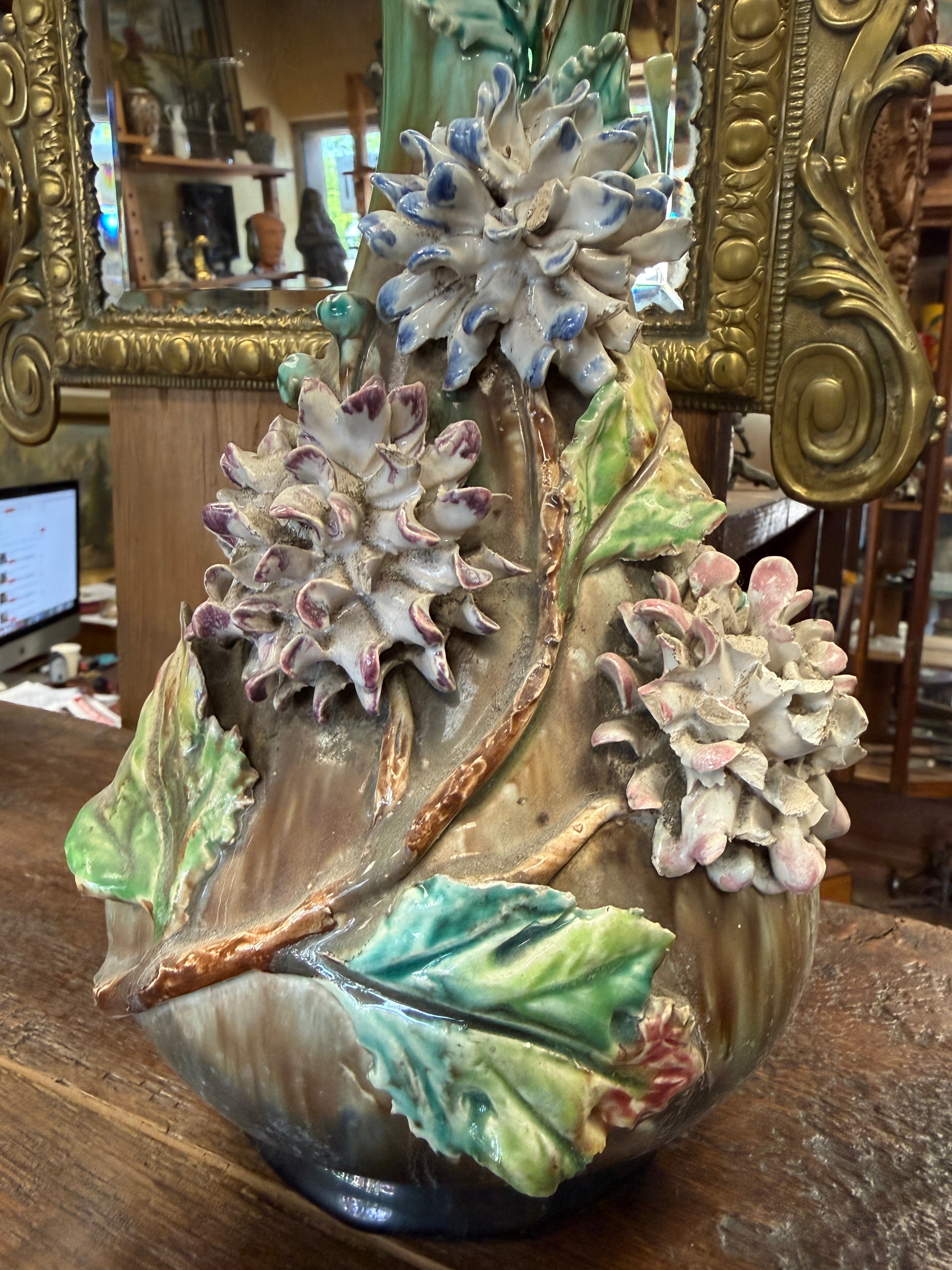 Paire / unité de vases barbotine céramique à décor de fleurs en relief. Prix unitaire