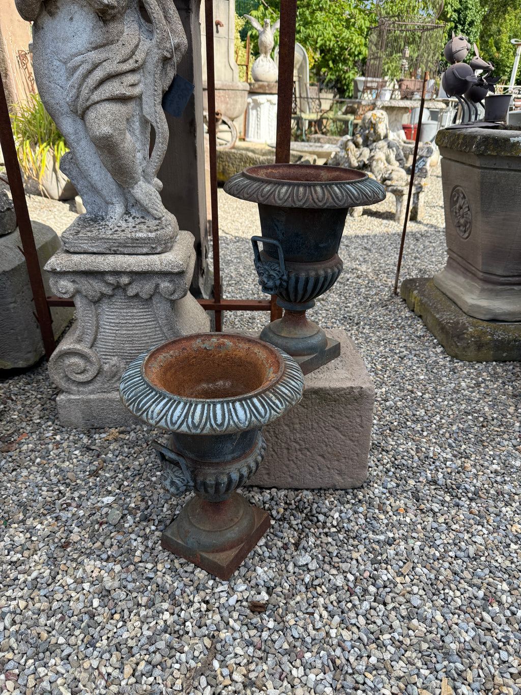 Paire d'urnes / vasques en fonte de style Médicis à godrons et têtes de lions