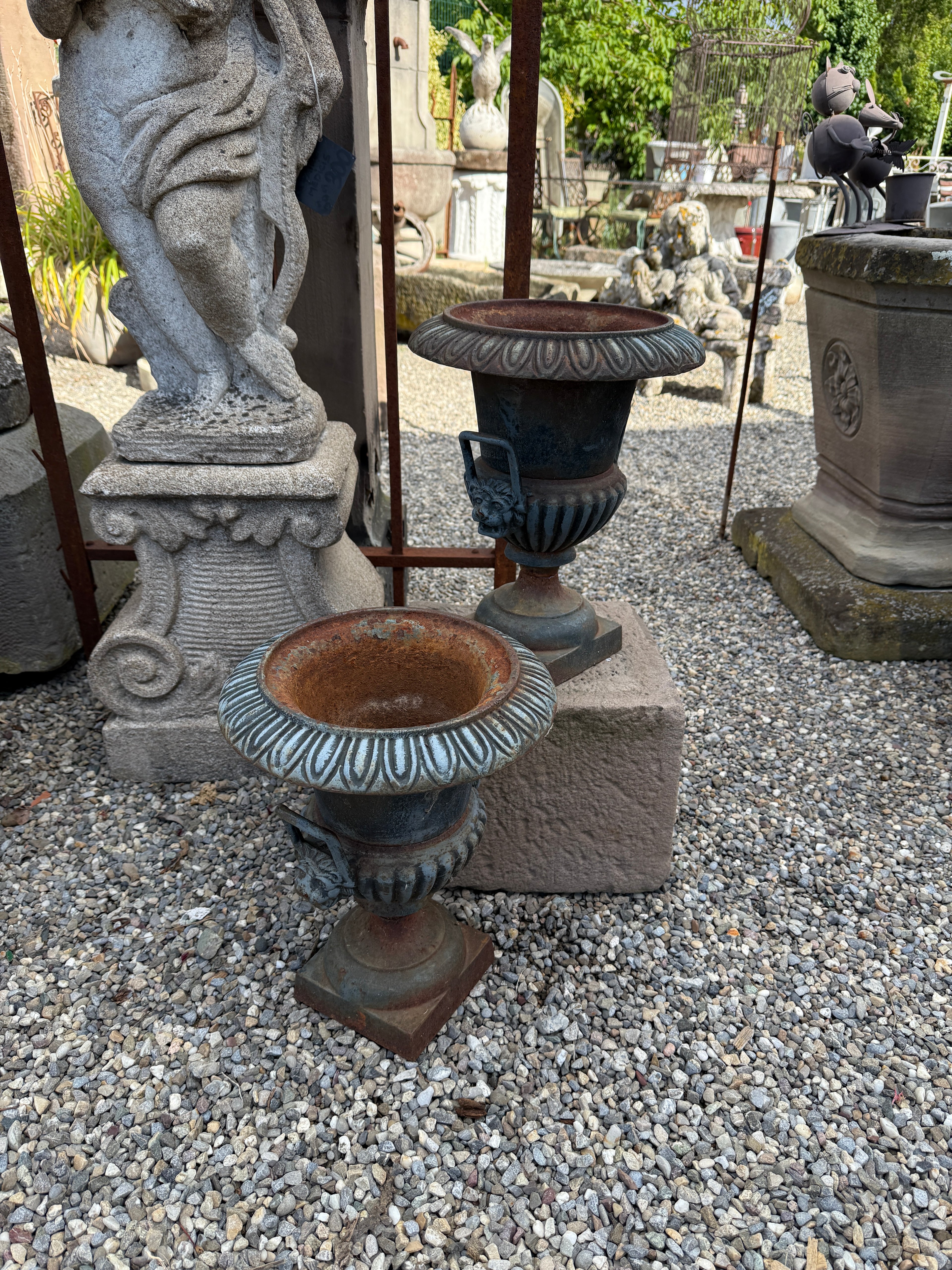 Paire d'urnes / vasques en fonte de style Médicis à godrons et têtes de lions
