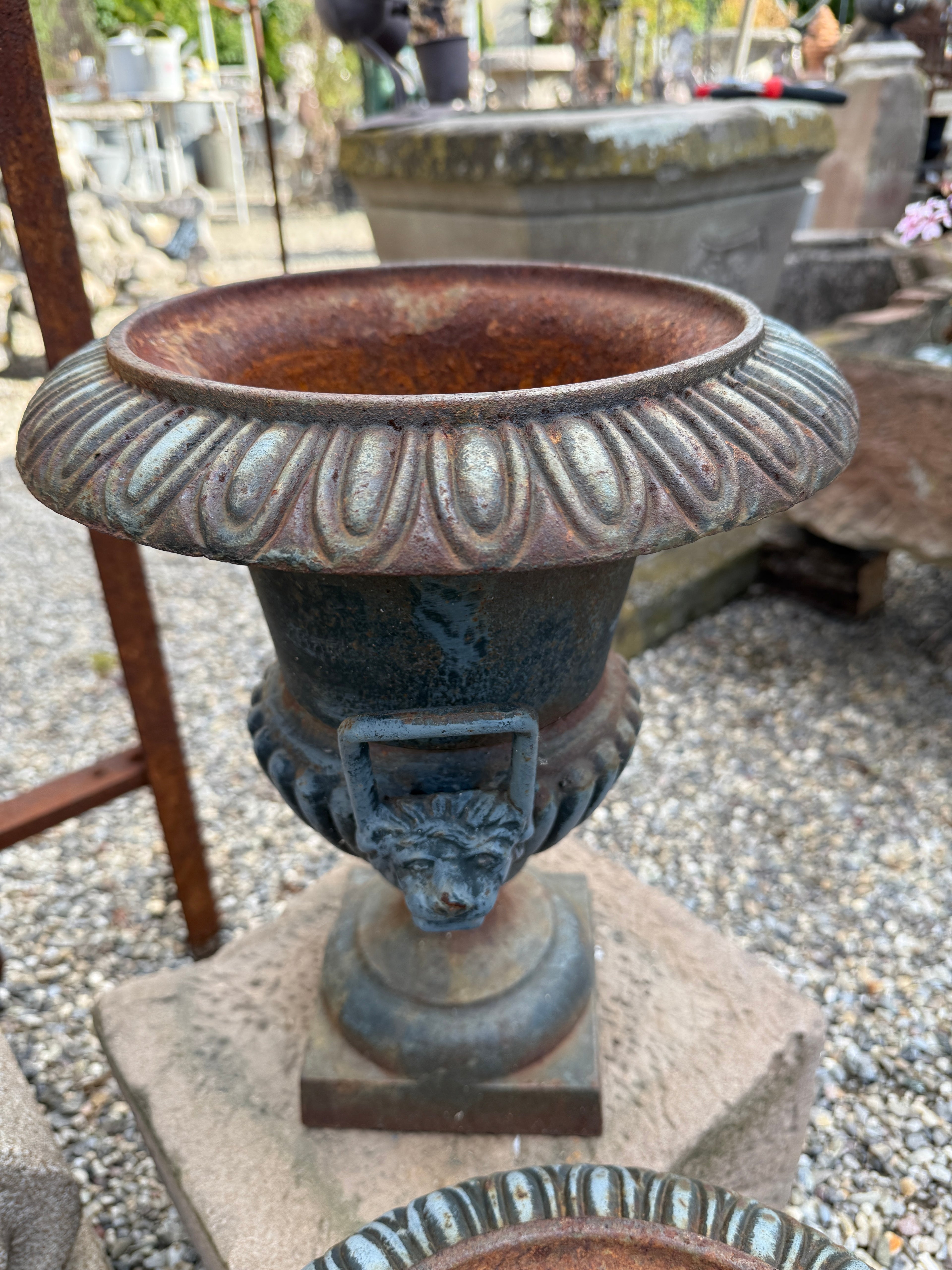 Paire d'urnes / vasques en fonte de style Médicis à godrons et têtes de lions
