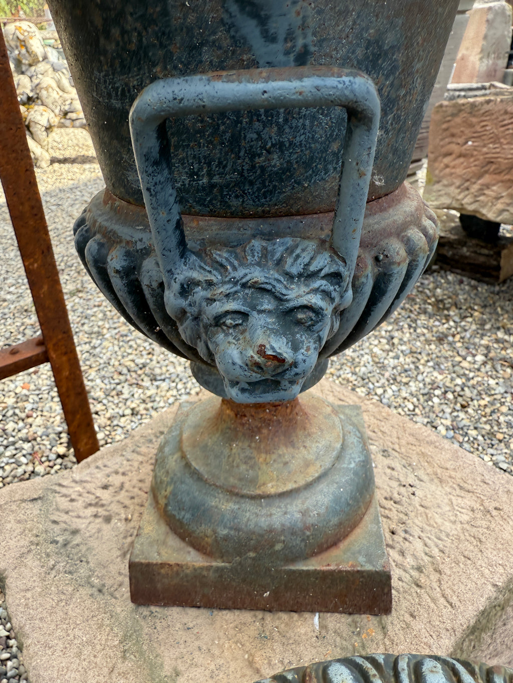 Paire d'urnes / vasques en fonte de style Médicis à godrons et têtes de lions