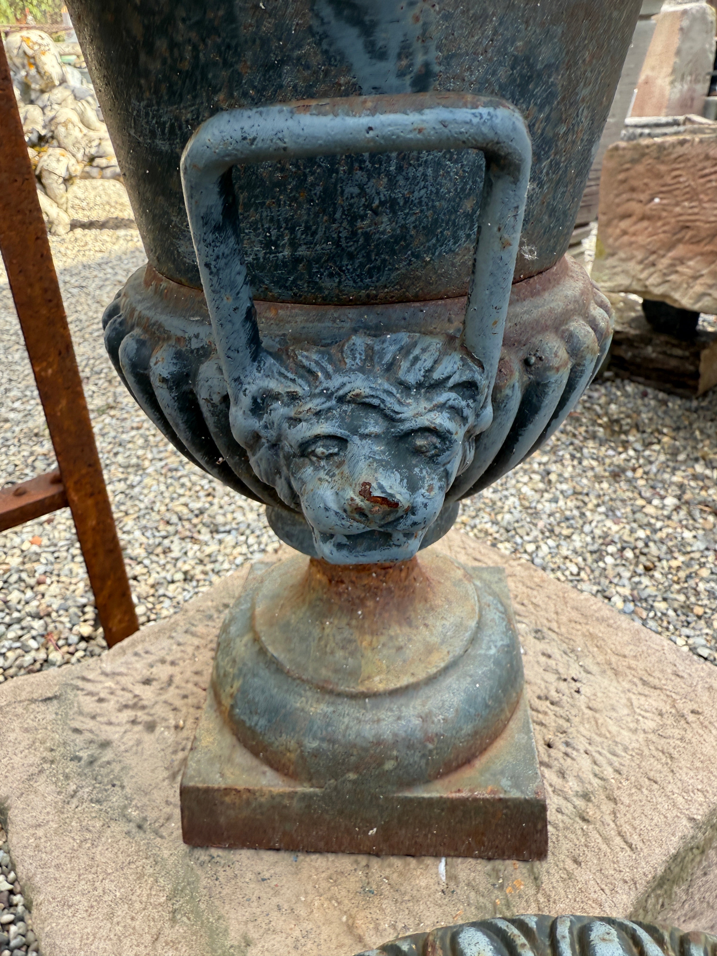 Paire d'urnes / vasques en fonte de style Médicis à godrons et têtes de lions