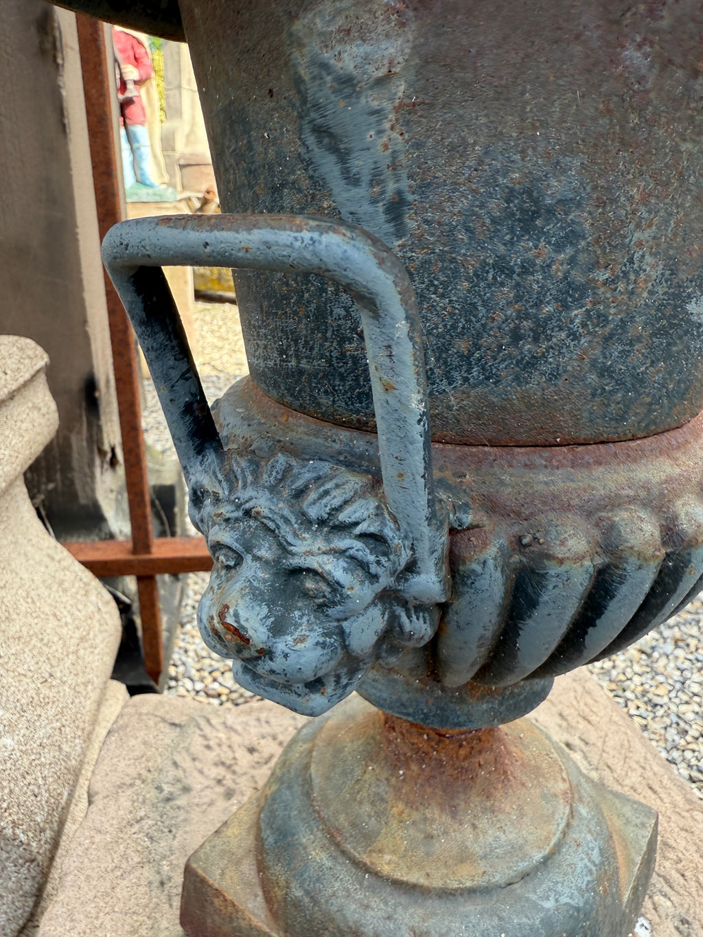 Paire d'urnes / vasques en fonte de style Médicis à godrons et têtes de lions