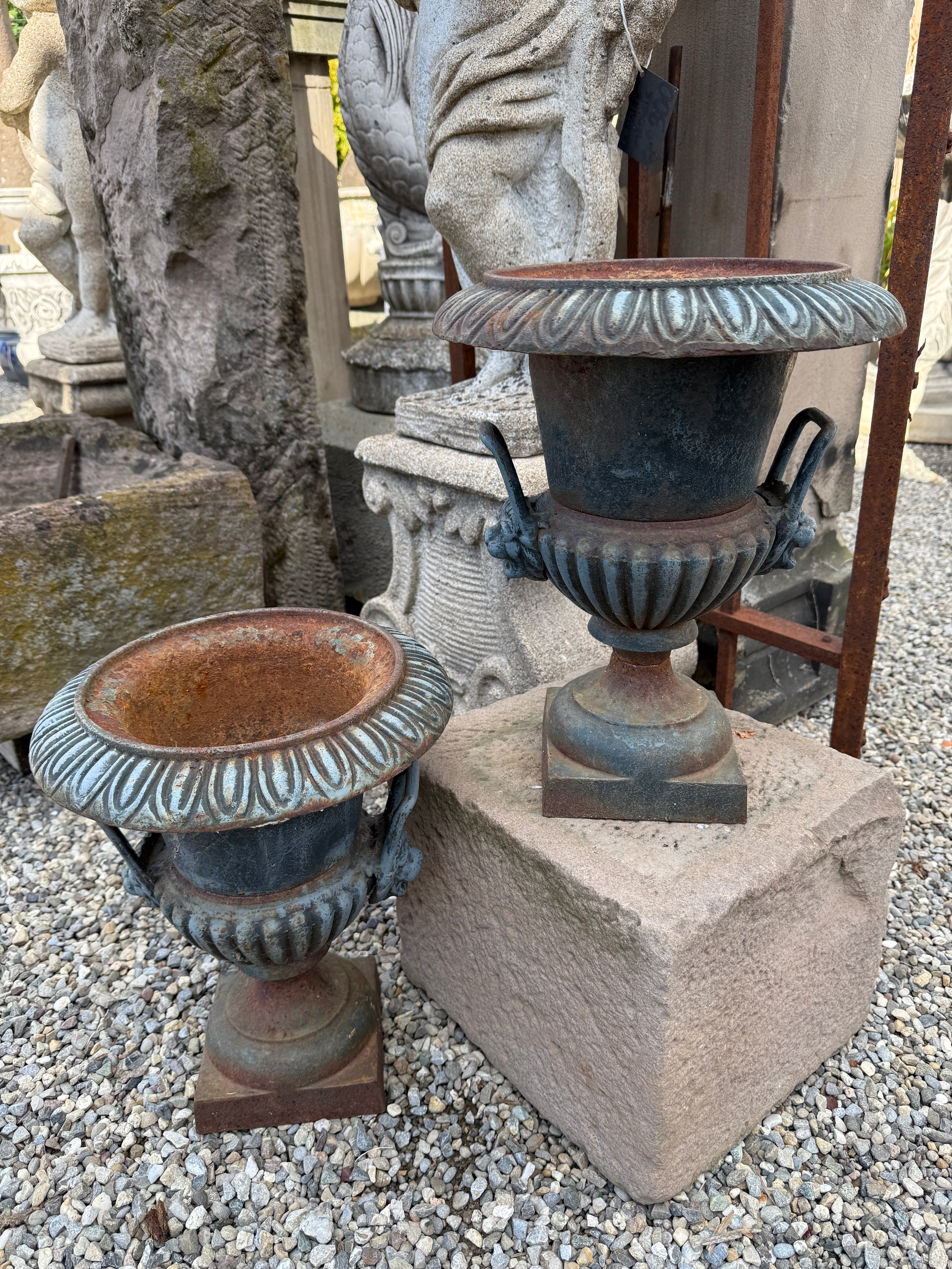 Paire d'urnes / vasques en fonte de style Médicis à godrons et têtes de lions