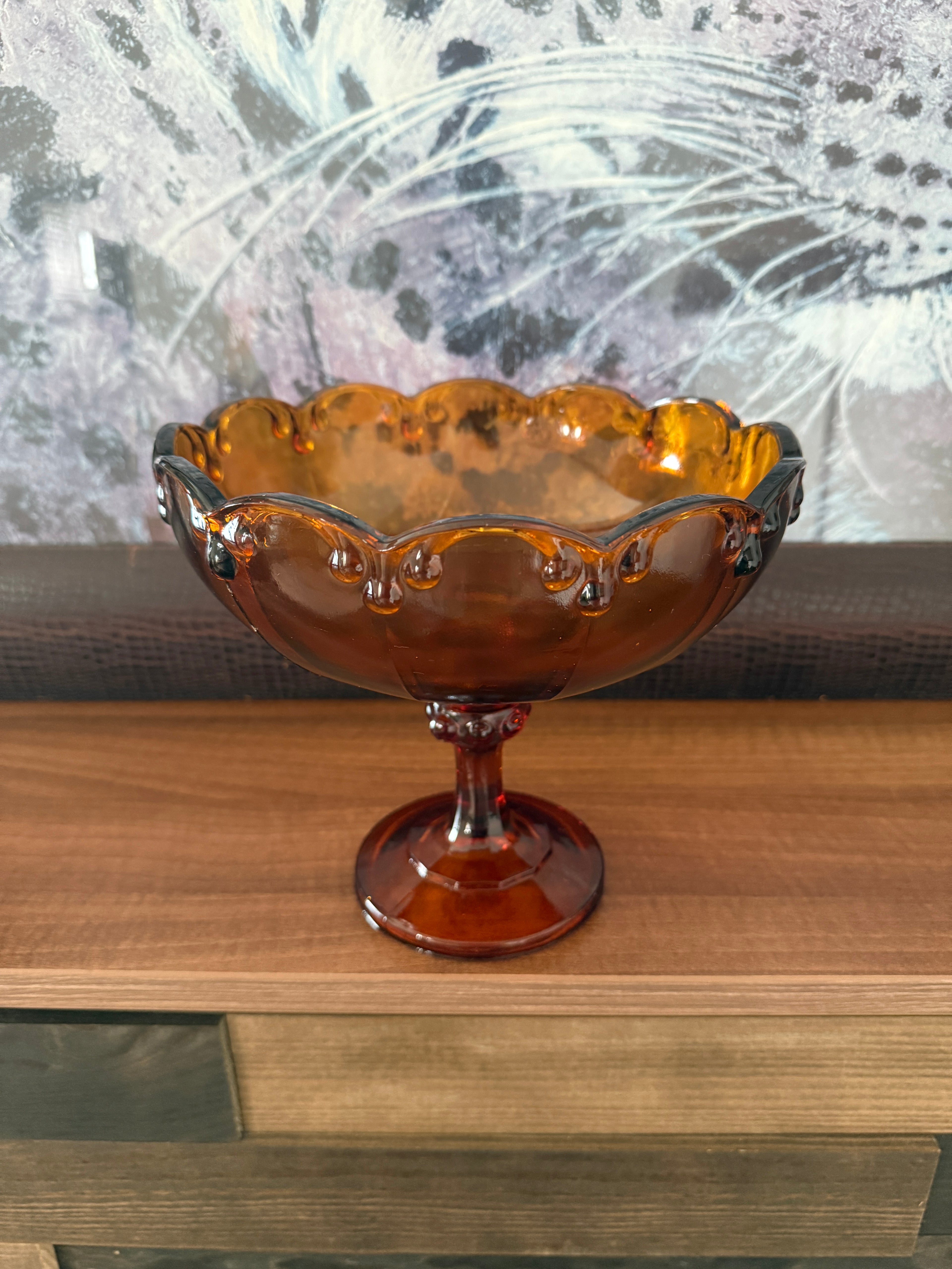 Coupe à fruits sur pied en verre ambrée à décor de guirlande
