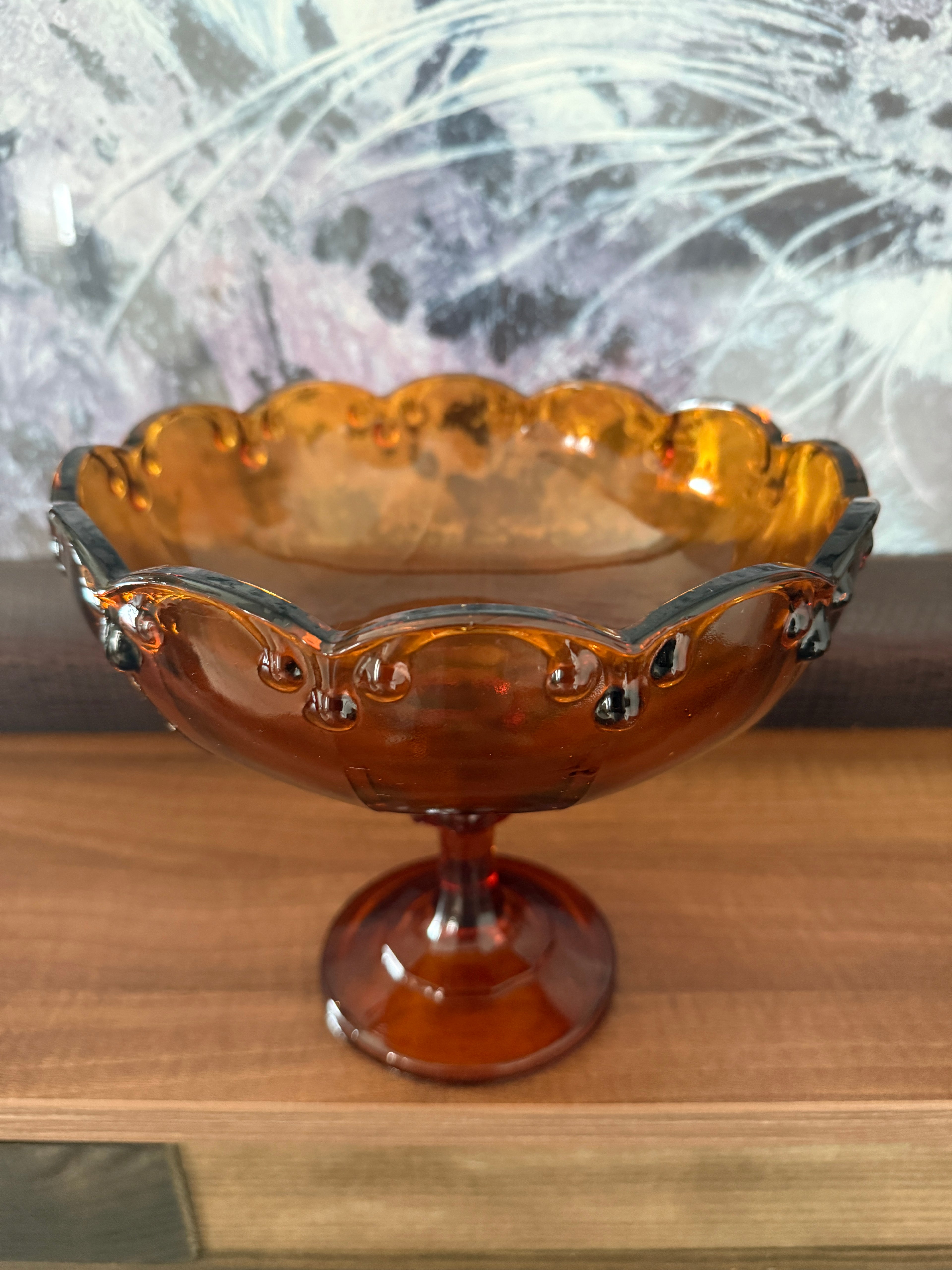 Coupe à fruits sur pied en verre ambrée à décor de guirlande
