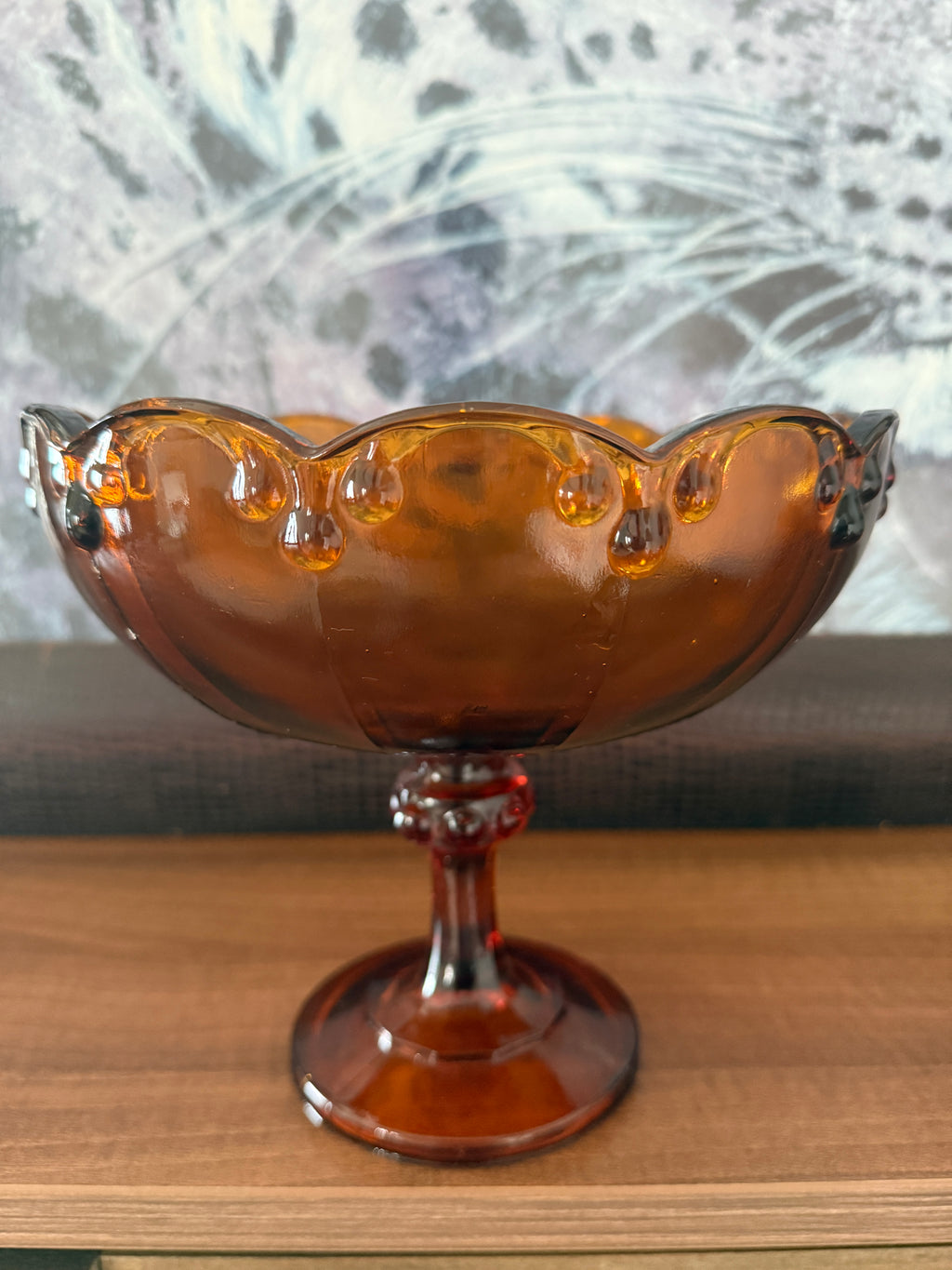 Coupe à fruits sur pied en verre ambrée à décor de guirlande