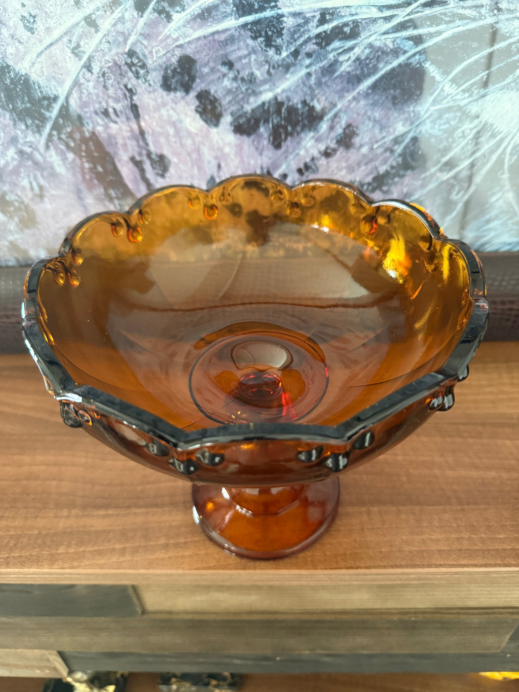 Coupe à fruits sur pied en verre ambrée à décor de guirlande