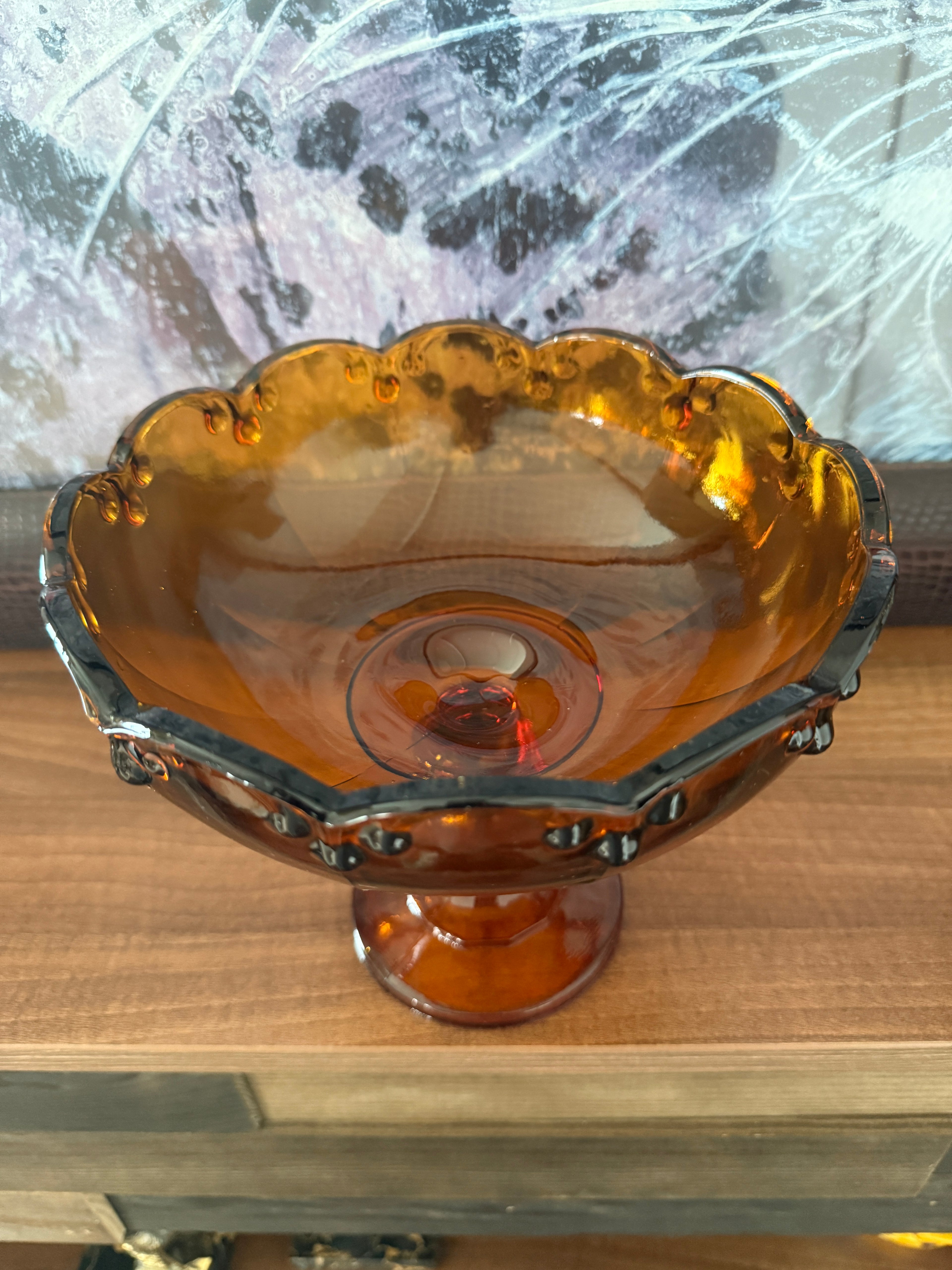 Coupe à fruits sur pied en verre ambrée à décor de guirlande