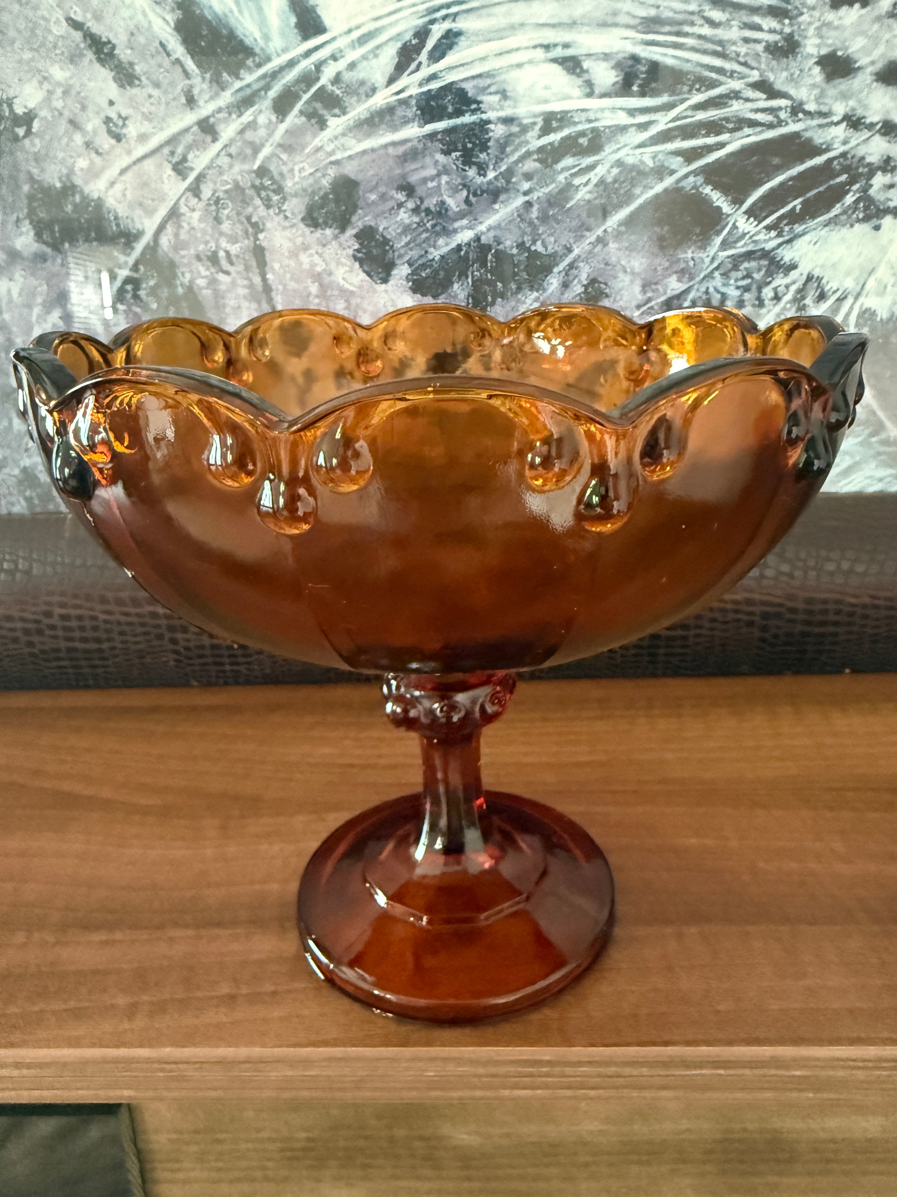 Coupe à fruits sur pied en verre ambrée à décor de guirlande