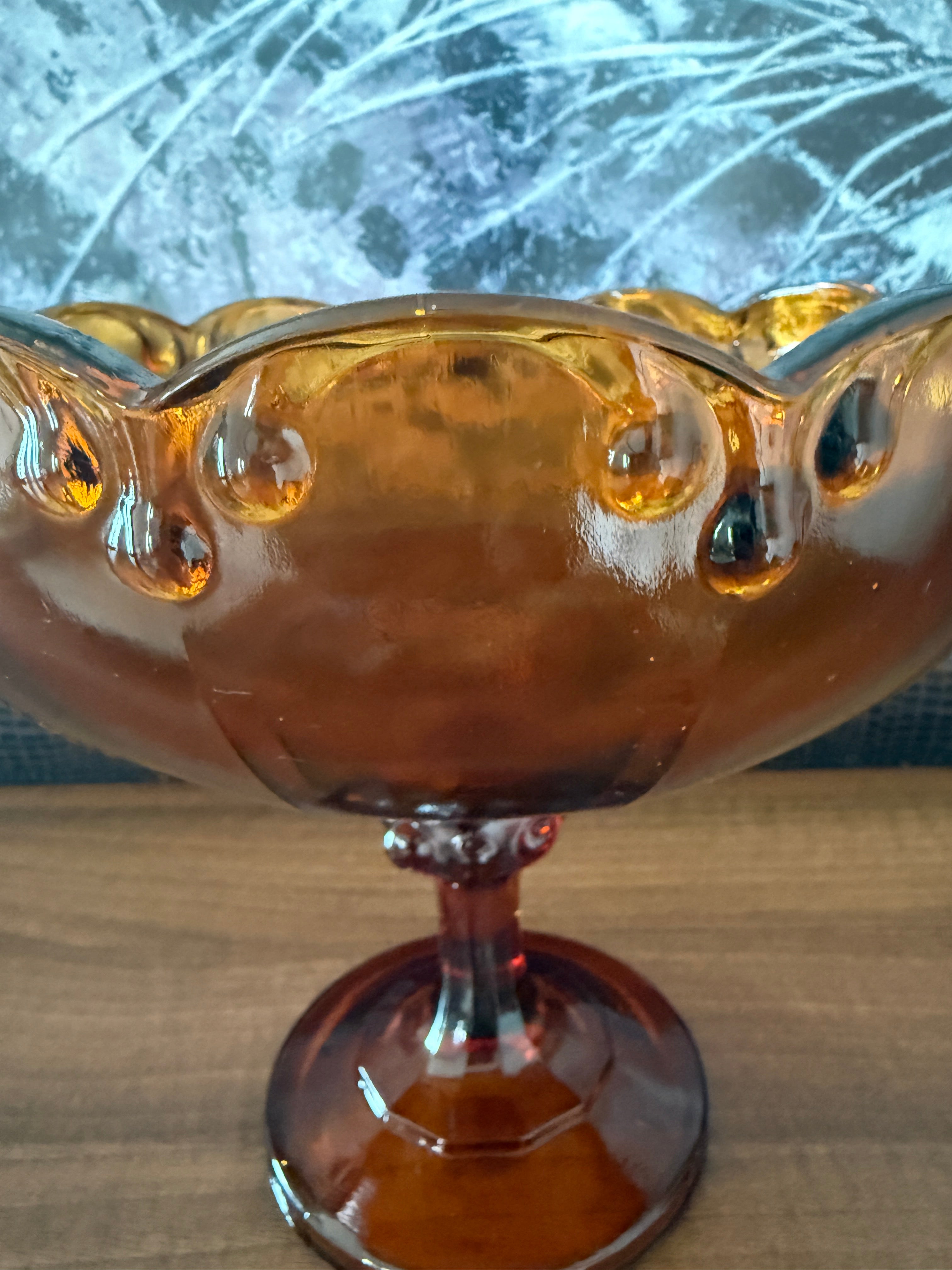 Coupe à fruits sur pied en verre ambrée à décor de guirlande