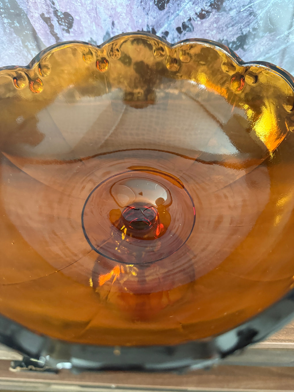 Coupe à fruits sur pied en verre ambrée à décor de guirlande