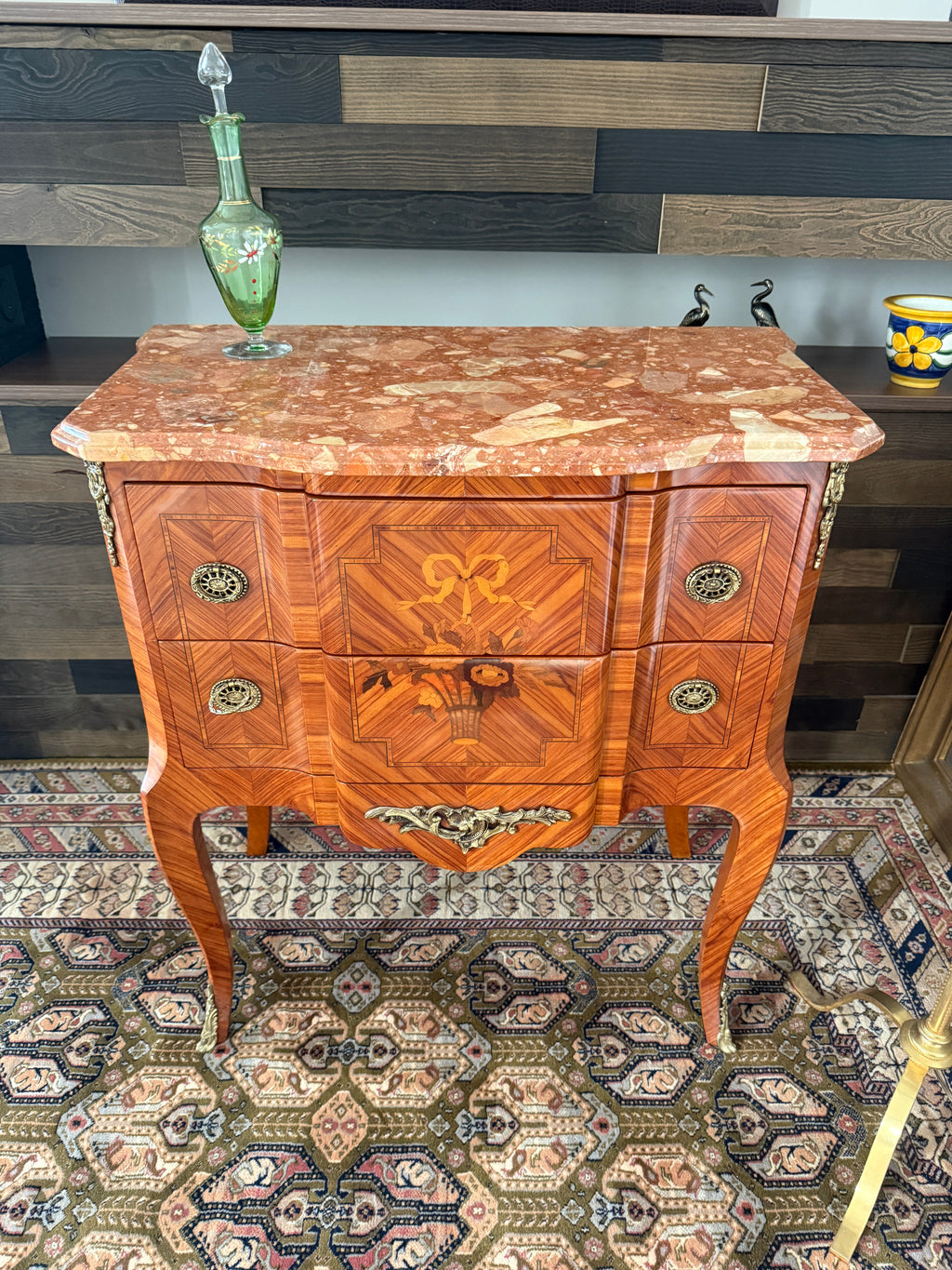 Elégante commode sauteuse de style transition en marqueterie à décor de fleurs