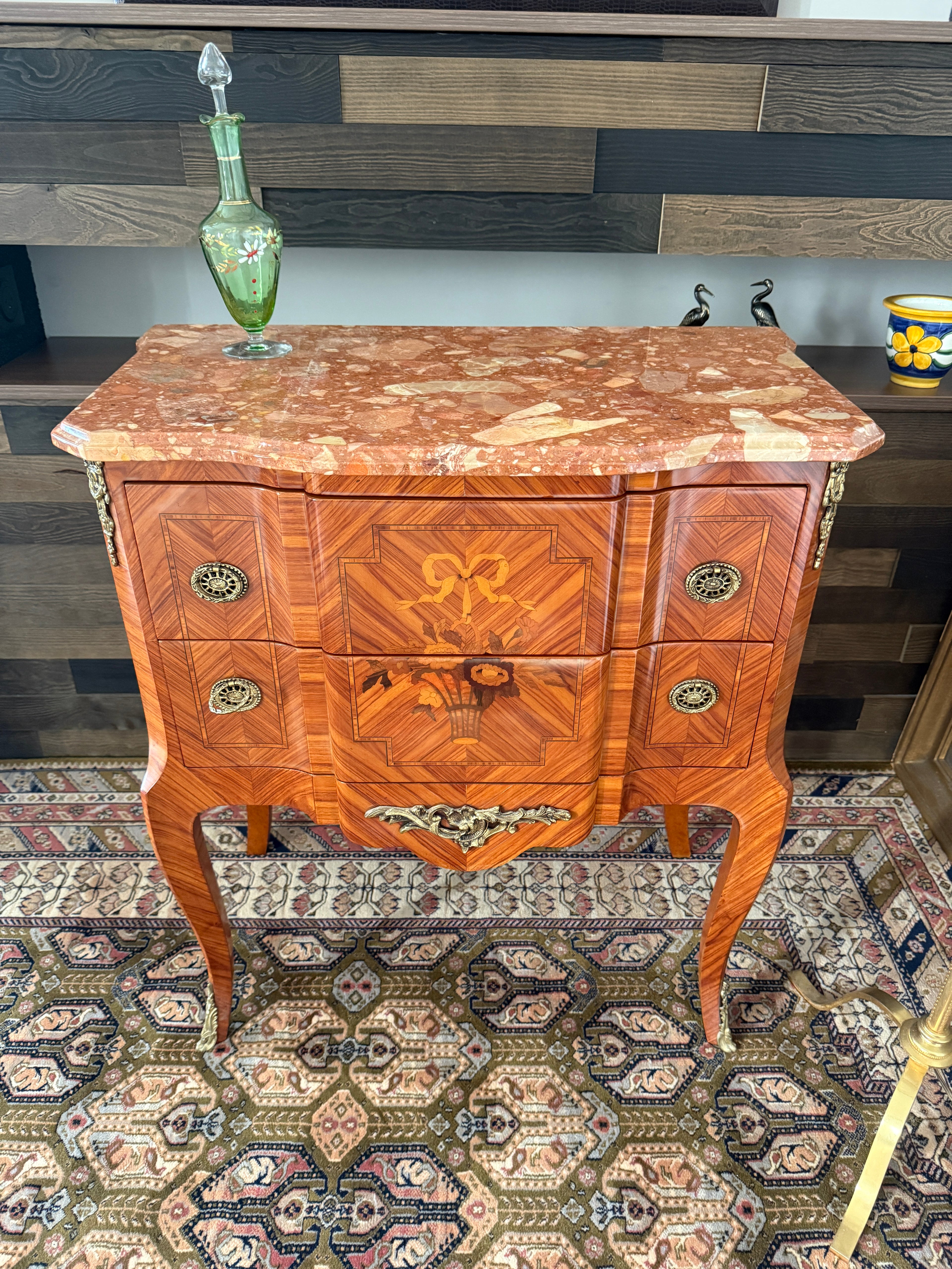 Elégante commode sauteuse de style transition en marqueterie à décor de fleurs