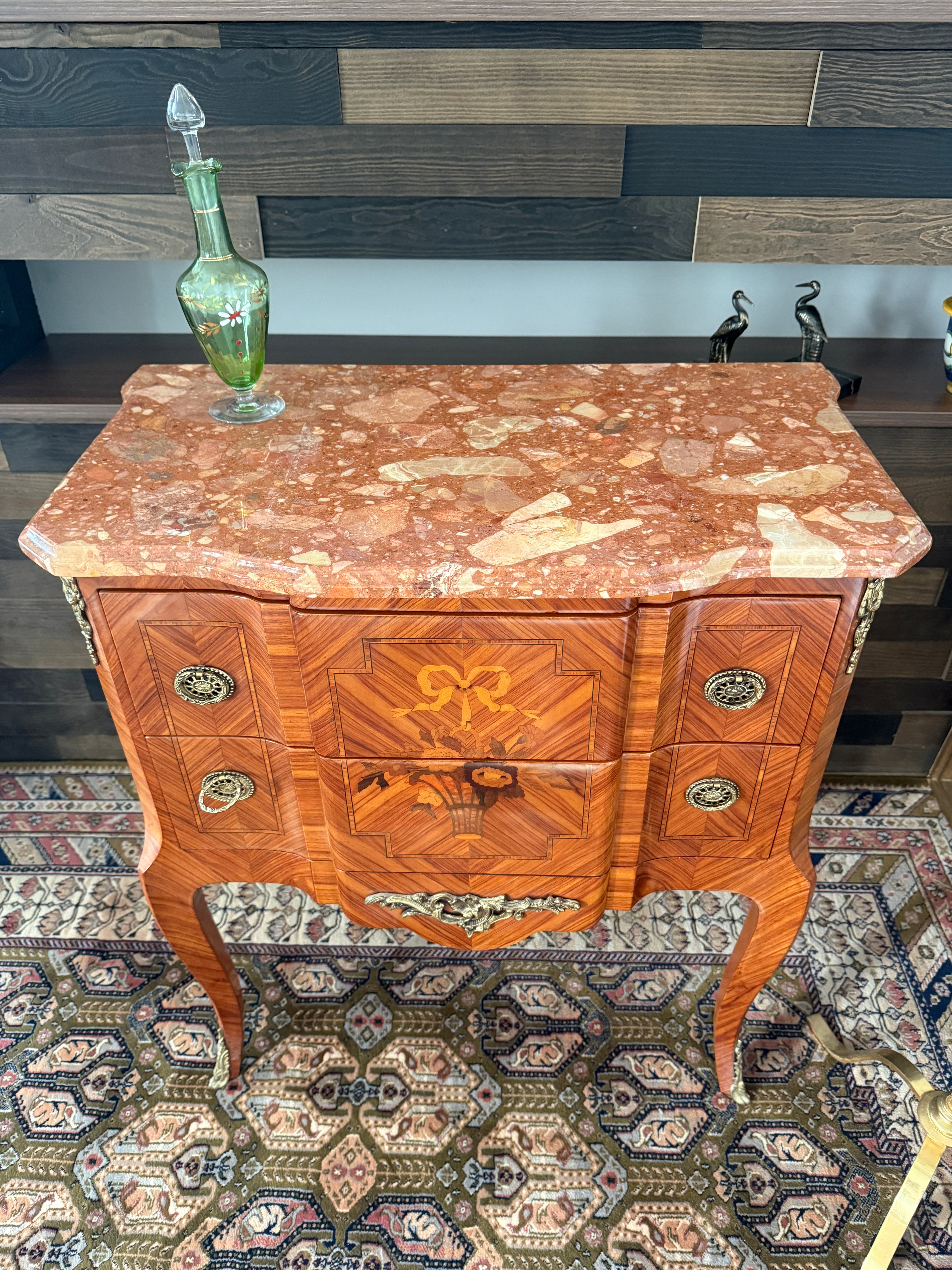 Elégante commode sauteuse de style transition en marqueterie à décor de fleurs